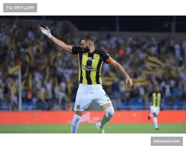 阿尔纳泽马5-3-2阵型崩盘 红牌后攻防脱节无法组织反击 阿尔纳泽马5-3-2阵型崩盘 红牌后攻防脱节无法组织反击